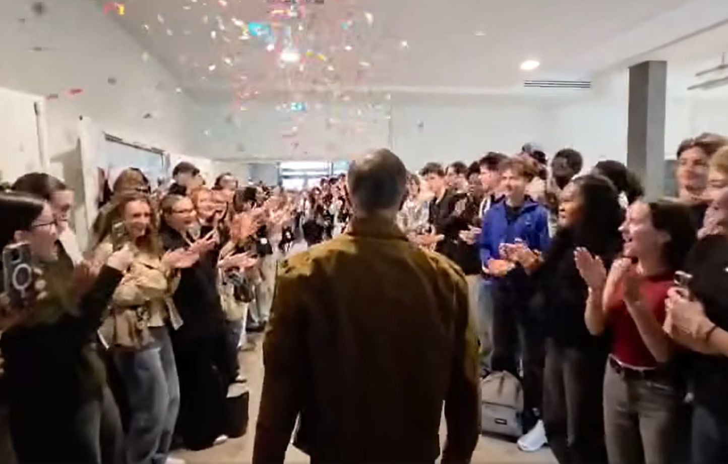 “Lloré, lloré, lloré”… La increíble guardia de honor de un profesor de secundaria antes de su jubilación “Lloré, lloré, lloré”… La increíble guardia de honor de un profesor de secundaria antes de su jubilación